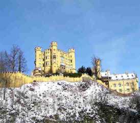 골짜기를 사이에 두고 노이슈반스타인 성과 마주보고 있는 노란색의 성이다. 이 성은 노이슈반스타인 성과 알프스 호를 바라보는 언덕 위에 세워진 네오 고딕 양식의 건물로서,루트비히 2세의 아버지인 막시밀리안 2세가 1832∼1836년에 건축했다. 성 내부에는 중세의 전설 중의 하나인 백조의 기사 로엔그린의 벽화와 동양 미술품,진귀한 예술품들로 화려하게 장식되어 있다. 왕의 침실 천장에는 하늘이 그려져 있어 조명에 따라 밤하늘의 별빛이 반짝거린다.

바이에른 왕가의 황태자 막시밀리안이 이 오래된 성을 신고딕 양식으로 재건하였다고 한다. 노이슈반슈타인 성의 건축자인 루드비히 2세는 유년 시절을 이 곳에서 보내면서 환상의 세계를 꿈꾸었고,마침내 훗날 퓌센뿐만 아니라 독일 전체의 대표적인 명소중의 하나로 각광받게 된 노이슈반슈타인 성을 설계하게 되었다.